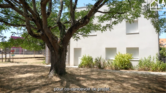 A white house with a tree in front of it.

Contenu généré par l’IA