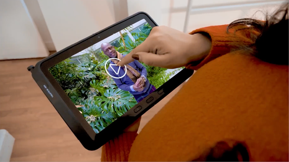 A person is holding a tablet with a picture of a man on it.

Contenu généré par l’IA