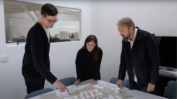 Three people are looking at a map on a table.

Contenu généré par l’IA