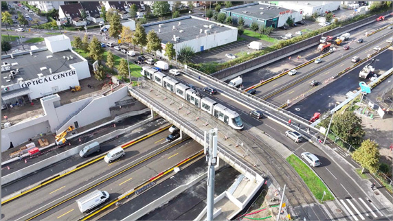 A busy highway with multiple lanes and cars.

Contenu généré par l’IA