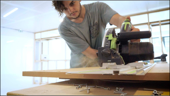 A man is working on a project using a drill.

Contenu généré par l’IA