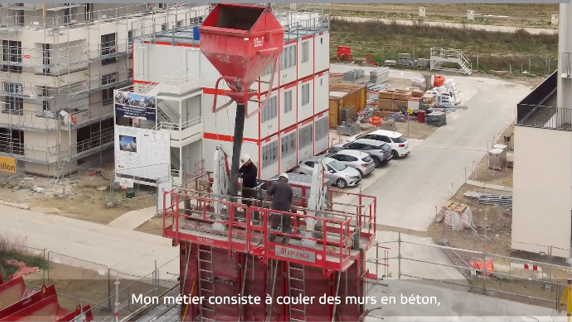 A man is working on a red machine in a parking lot.

Contenu généré par l’IA