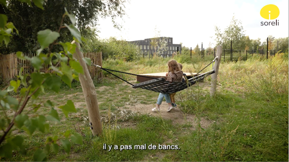 A young girl is playing on a swing in a field.

Contenu généré par l’IA