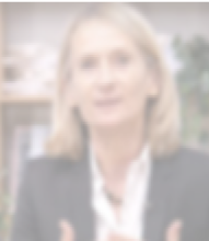 A woman in a black suit is giving a presentation.

Contenu généré par l’IA