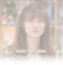 A woman with long hair and glasses is wearing a green shirt.

Contenu généré par l’IA