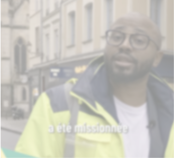 A man wearing a yellow jacket and glasses is standing on a street.

Contenu généré par l’IA